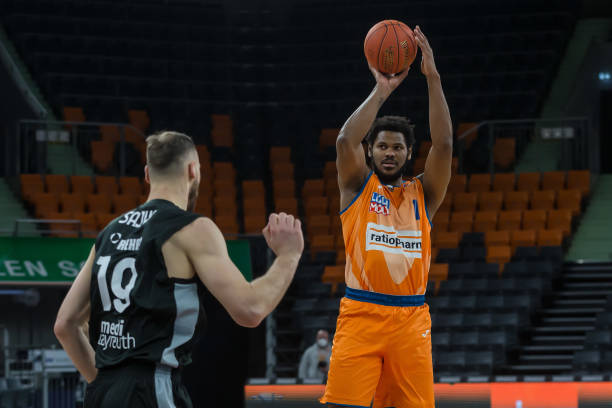 场外也面临 场外也面临